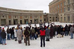 Stockholm - Wachaufzug am Schloss : Wachablösung vor dem Königlichen Schloss, Zuschauer, aufgenommen 2006 in Stockholm