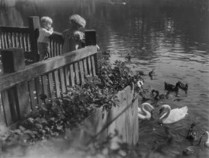 Bischofswerda.Zwei Kinder am Parkteich