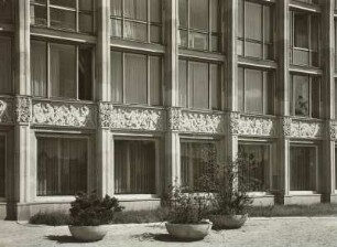 Dresden, Studentenwohnheim Güntzstraße : Detail der Bauplastik an der Südseite von Prof. Langer; Teilansicht Fassade Striesener Straße, 1957