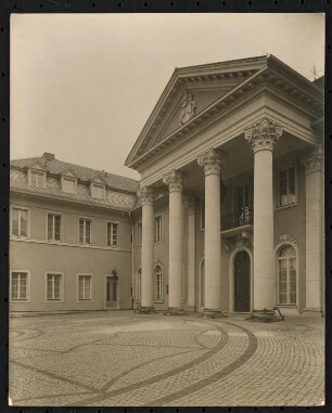 Schloss Bärenklau, Brandenburg: Eingangsseite, Ausschnitt Eingangsportikus und linker Flügel