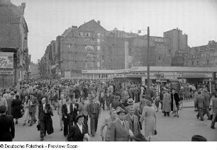 Straßenszene (Blick in die Petersstraße)