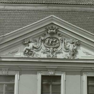 Buatzen, Innere Lauenstraße 2, Giebelfeld mit Wappen