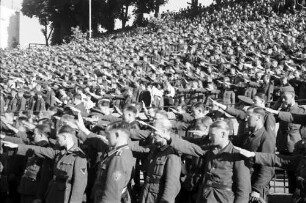 Bukarest: Anef Sportfeld, Publikum auf der Tribüne beim Singen der deutschen Nationalhymne [Fußball-Länderspiel Rumänien - Deutschland]