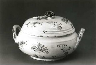 Terrine. Fayence, blau bemalt; 15,2 x 19,2 cm. Dresden: Kunstgewerbemuseum 33988