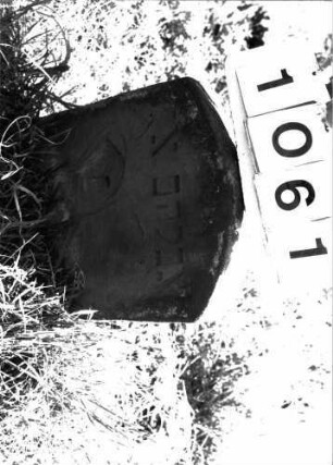 Grabstein 1061 (Index: 100098850) Maße HxBxT: 58x36x8 cm Besonderheit: Kindergrab: Grabstein 1061 (Detailaufnahme)