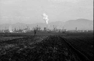 Bantzenheim: Industriegebiet von Chalampé mit Schwarzwald im Hintergrund