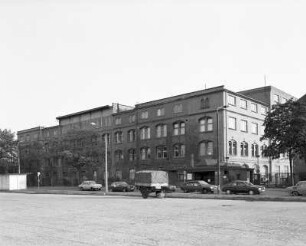 IHK Bildungszentrum Dresden : Dresden-Reick, Mügelner Straße 40. IHK Bildungszentrum Dresden (ehemaliger Verwaltungs- und Industriebau, ab 1898 Emil Wünsche AG für photographische Industrie in Dresden-Reick, ab 1909 Ica AG. Um 1875; Erweiterungsbau C. Reimer). Straßenansicht