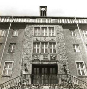 Altenberg, Platz des Bergmanns 2. Rathaus (um 1955). Eingangsfront (Teilansicht)
