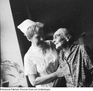 Schwester mit Seniorin