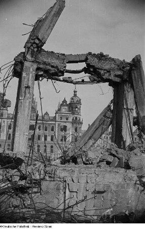 Blick auf das zerstörte Residenzschloß