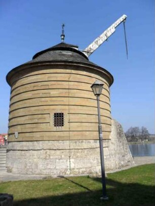 Stadtbild - Hafen-Mainkran von Süden mit Eisbrecher im Osten