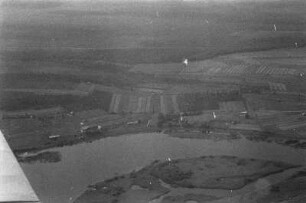 Luftbildaufnahme der Kulturlandschaft : Blick auf landwirtschaftliche Nutzflächen. Im Bildvordergrund ein Fluss.