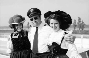 Breisach: Bollenhut-Tracht und Elsässer Tracht mit Kapitän