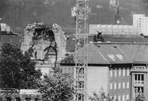 Blick von einem Wohnhaus zur Ruine der Frauenkirche