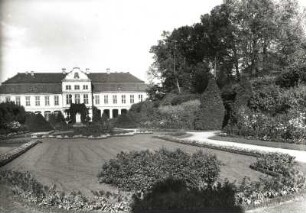 Oliwa (heute Gdansk-Oliwa / Polen). Neues Äbtepalais (1754/1756). Ansicht von Süden über die Gartenanlage