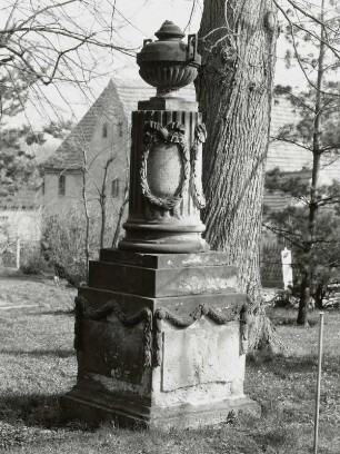 Dohna-Röhrsdorf. Kirchhof. Grabmal (um 1800) für?