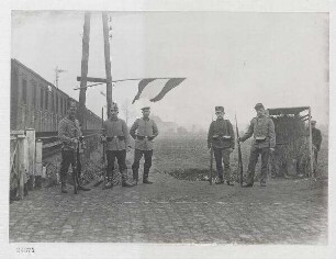 Von der belgisch-holländischen Grenze. Deutsche und holländische Grenzwache in Esschen. An dem Telegraphenpfahl die holländische Grenzflagge