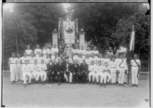 25jähriges Stiftungsjubiläum des Turn- und Sportvereins Steinhilben; Männergruppe des Vereins vor dem Kriegerdenkmal; Fahne des Turngaus Hohenzollern; in der ersten Reihe, 5. von links: Hans Hinger, Funktionär des Turngaus Hohenzollern