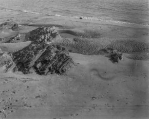 Strudellöcher im Sand : Meeresboden bei Ebbe. Das Riff mit Strudellöchern im Sand, die durch die Flut entstanden sind
