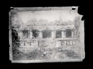 [Palenque. - Palacio principal. - 1. Patio. - El Edificio intermedio. - Fachada Este.]