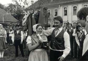 Maibaumwerfen in Königswartha : Ort: Rakecy / Königswartha. Maibaumwerfen, der Maikönig mit seiner Königin