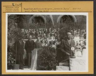 Festakt zur Grundsteinlegung für das Haus der Sorben, am 24.08.1947 in Bautzen. : Swjatočnosć połoženja zakłada Serbskemu domej, dnja 24.08.1947 w Budyšinje. Rěči Franc Natuš.