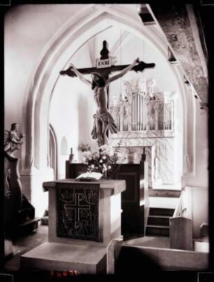 Pfarrkirche innen; Altar mit Chor und Orgel, nahc der Restaurierung