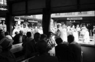 Freiburg: Freiburger Weinfest 1975; Weinbuden; voll besetzt
