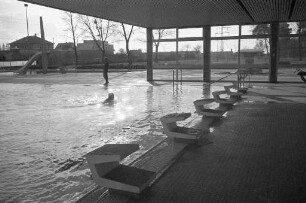 Badebetrieb im Rheinhafenbad