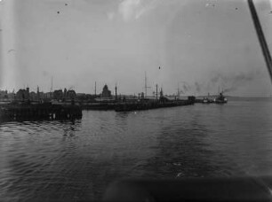 Cuxhaven : Blick auf den Hafen von Cuxhaven vom Meer aus.