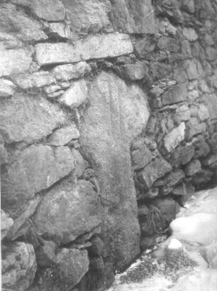 Steinkreuz : Kürbitz, vermauertes und verstümmeltes Steinkreuz mit eingeritzter Klinge (K 60 ) in der Kirchhofsmauer der Evangelischen Salvatorkirche