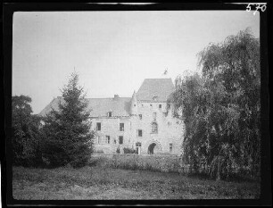 Villers-Carbonnel (Dep. Somme, Frankreich): Schloss Happlaincourt (Rückansicht mit Schlosspark)