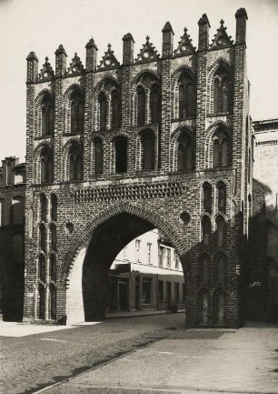 Malchin Mecklenburg-Vorpommern. Stadtbefestigung. Ansicht des im 15. Jh. im gotischen Backsteinstil errichteten Kalenschen Tores. Stadtseite