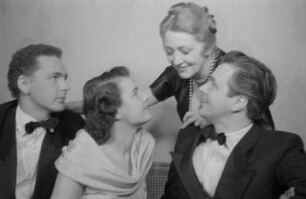 Szenenbilder aus dem Lustspiel "Edouards Kinder" von Marc-Gilbert Jackson, R. Bottomley und F. Jackson an der Komödie Berlin : Szene mit Käthe Dorsch (hinten, Mitte) und Joachim Brennecke (rechts)