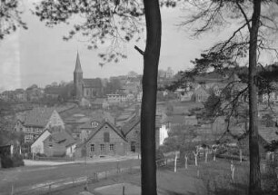Oerlinghausen. Ortsteilansicht mit Alexanderkirche : Oerlinghausen, Ortsteilansicht. Blick auf die Südseite der evangelischen Pfarrkirche (Alexanderkirche; 1511-1514 auf älteren Resten)