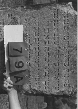 Grabstein 79 (Index: 100008890) Zustand: Rand zum Teil abgebröckelt Maße HxBxT: 107x56x7 cm: Grabstein 79A