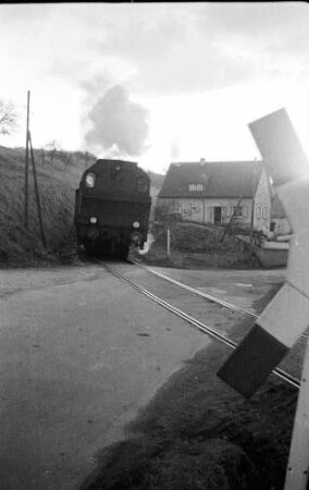 Lok 141, Mägerkingen, Bahnübergang B313, nur gesichert durch Andreas-Warnkreuze, seit etwa 1964 Blinkanlagen, 1975 Halbschranken