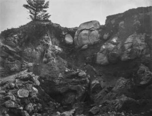Felsiger Hang : Ein von Felsen gesäumter Abhang