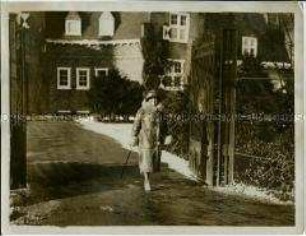 Prinzessin Hermine vor dem Torhaus von Haus Doorn