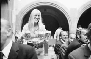 Freiburg: Rathaushof; Frau Karon bringt Bier