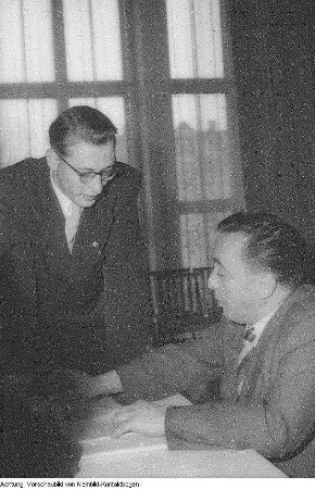 Sächsische Zeitung (SZ), Unterschriftensammlung und Demonstration für Manolis Glezos, Selbstbedienungs-Zeitungskiosk, Arbeiter mit Titelbild der SZ, Pressefest im VEB Schreibmaschinenwerk Dresden, u.a., Januar 1958 - 1960