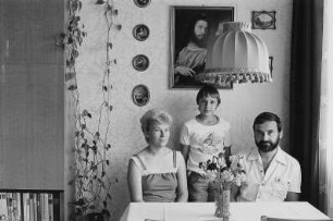 Familie E. (Sachbearbeiterin, Produktionsleiter beim Fernsehen) am Eßtisch