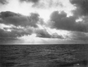 Dramatisches Lichtspiel der Mitternachtssonne über dem Meer, Blick vom Passagierdampfer Victoria Luise : Bordaufnahmen. Dramatisches Lichtspiel der Mitternachtssonne über dem Meer, Blick vom Passagierdampfer Victoria Luise