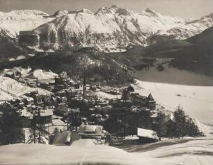 Schweiz. St. Moritz im Engadin im Winter. In der Bildmitte die von 1785 - 1787 errichtete reformierte Kirche St. Moritz mit dem neugotischen Turm. Rechts das Grand-Hotel