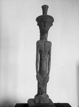 Stehende männliche Figur