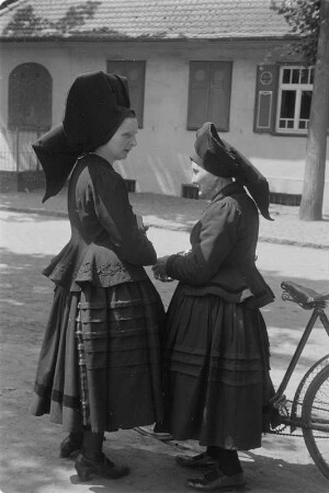 Frauen in Kirchgangstracht aus dem Spreewald. : Žony w kemšacej drasće z Błótow.