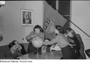 Zirkelteilnehmer des FDJ-Schuljahres an einem Globus