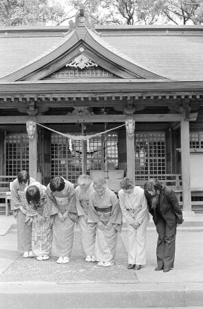 Familienportrait: Yoko, Akiko, Toshiko San, Kazuko San, Chiyoko San, Michiko San und Mayumi San, Tokio