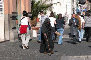 Bettlerin in der Innenstadt von Rom : Verhüllte Frau bettelt in Rom, aufgenommen 2004