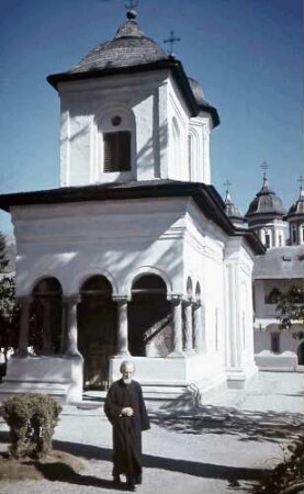 Sinaia: Schloss Peles, Klosterhof, Mönch an Blumen